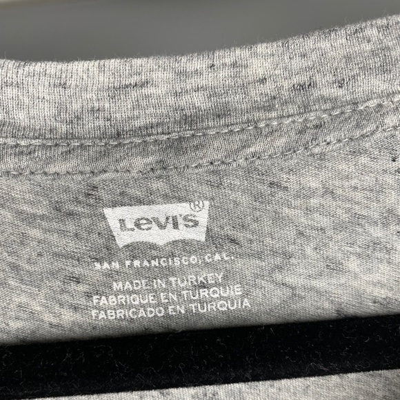 Grey & red Levi’s t-shirt - Picture 3 of 4